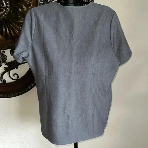 FIGS Men’s Graphite Gray Scrub Pullover Shirt Top 1 Pocket Large Short Sleeves - Picture 11 of 13